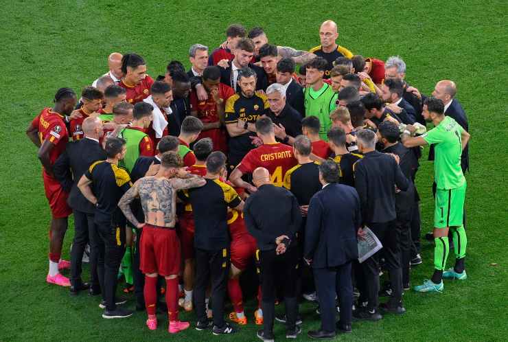 Jose Mourinho in circolo coi giocatori della Roma