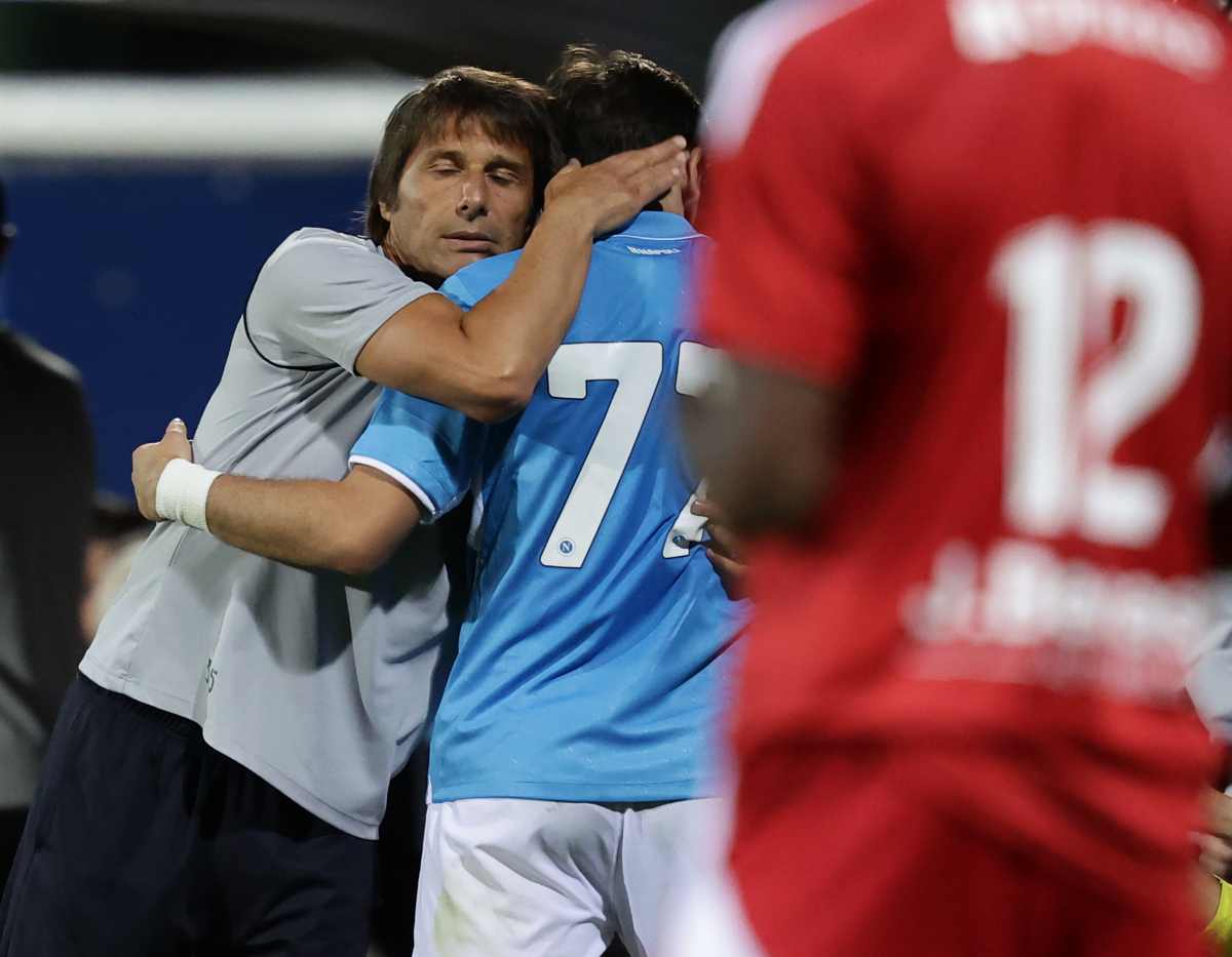 Antonio Conte abbraccia Kvicka Kvaratskhelia