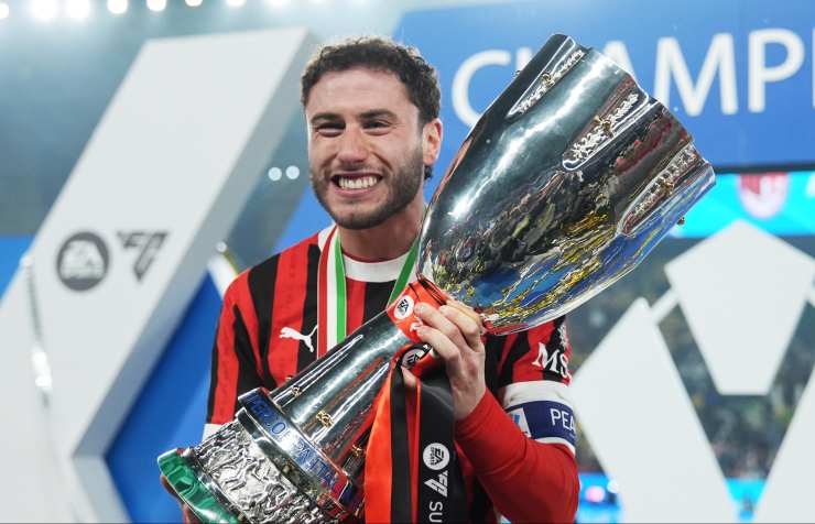 Davide Calabria con la Supercoppa italiana