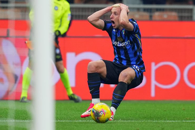 Il centrocampista dell'Inter, Davide frattesi, si dispera dopo un gol sbagliato