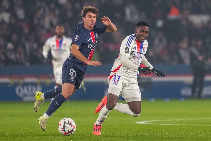 Ernest Nuamah in azione contro il PSG