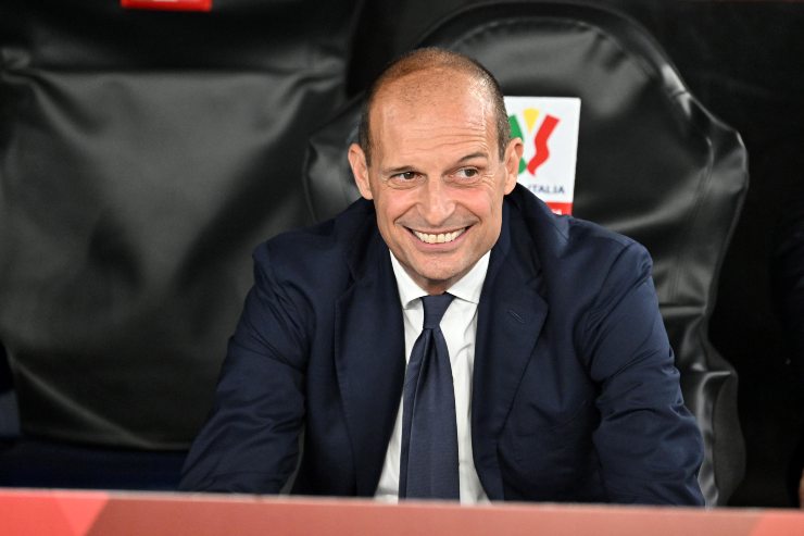 Massimiliano Allegri sorridente in panchina