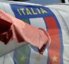 Logo della Figc che campeggia dietro la bandiera tricolore