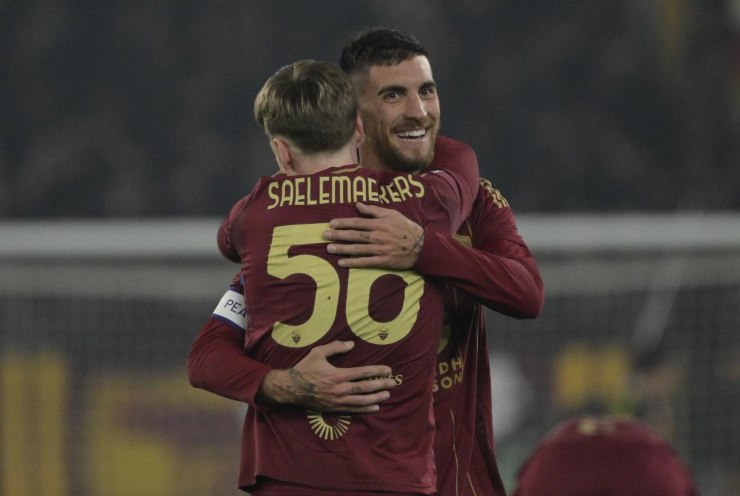 Saelemaekers e Pellegrini si abbracciano dopo il gol del belga