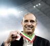 Massimiliano Allegri mostra la medaglia dopo la vittoria della Coppa Italia